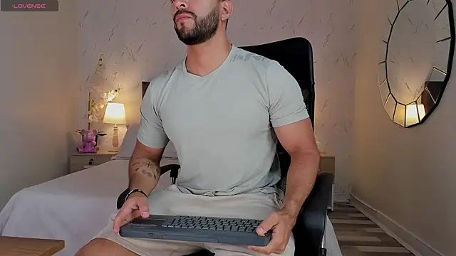 Show modela mike-collinss na web-kameri