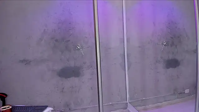zam_noir: διαδικτυακό σόου στην κάμερα
