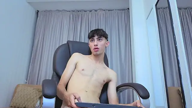 Caled_Saenz Show in webcam