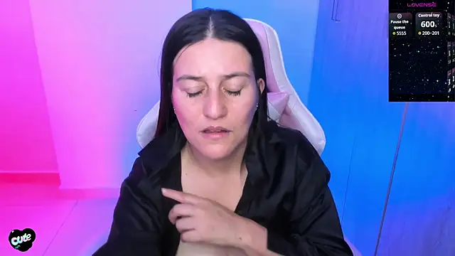 Saskyaa Chat XXX live
