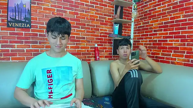Živý XXX chat Hoot_boyss_