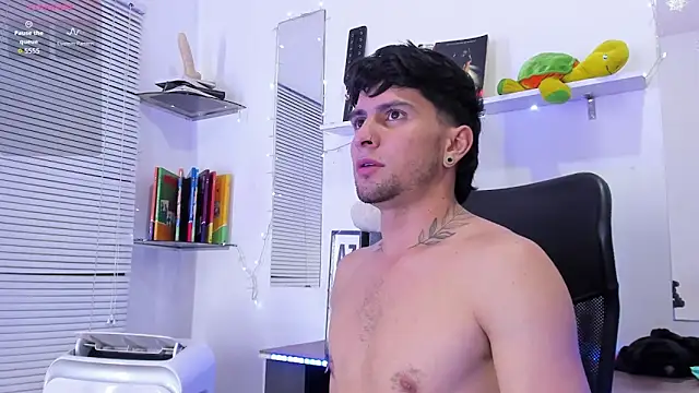 Pokazy przed kamerką – StefanoBigCock