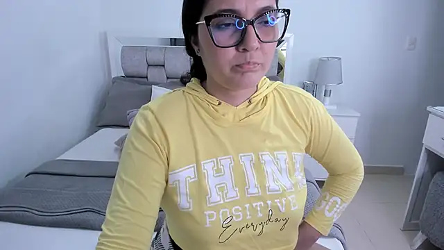 Camilaa_bueno's Live XXX Chat