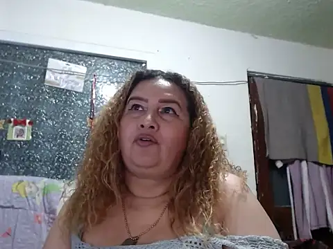 Perla1981-- live XXX chat