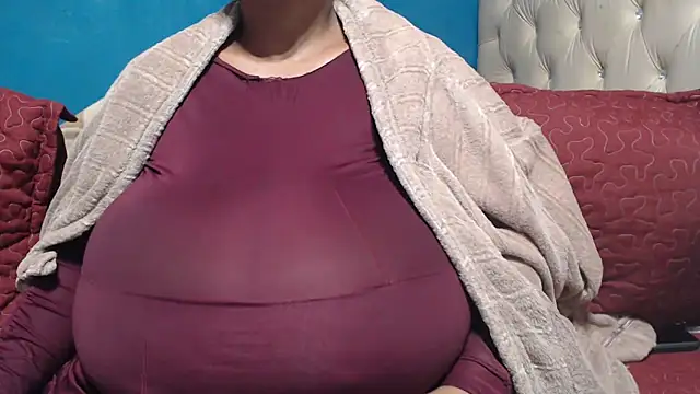 CUTEFIRMMELONSS élő XXX-chatje