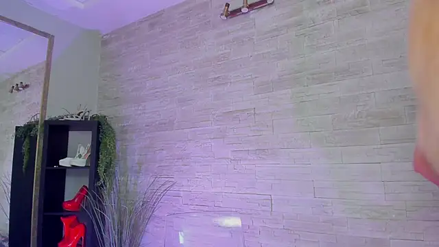 Ivorym00n Chat XXX live