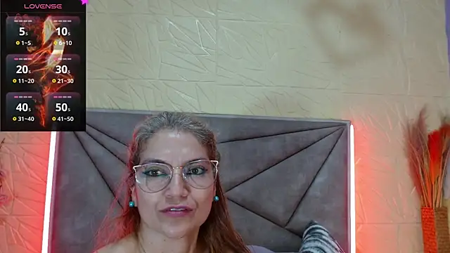 Esmeralda_oikos Chat XXX live
