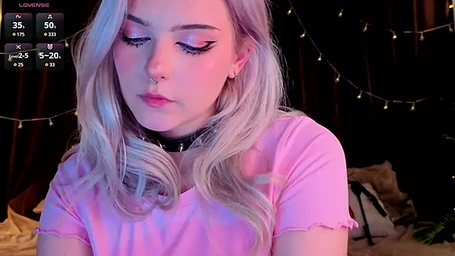 ShyniAlice's Live XXX Chat