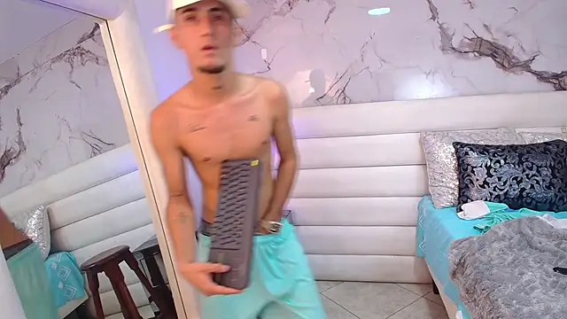 Yoel_Boyxx: διαδικτυακό σόου στην κάμερα