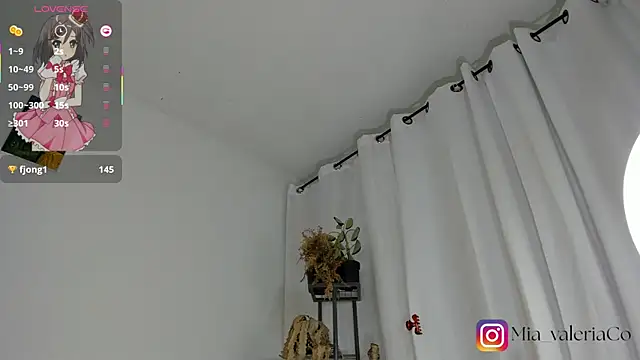 Chat XXX en directo de Mia-Valeria-