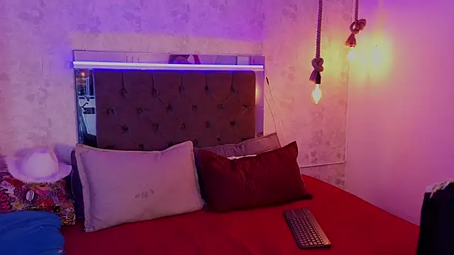 XXX chat uživo modela july_quinzel
