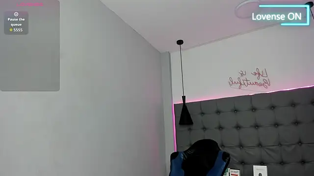 scarletcherry18's Webcam Show
