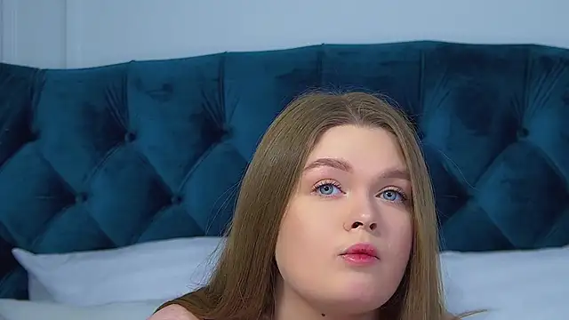 CrystalLyons' Live XXX Chat
