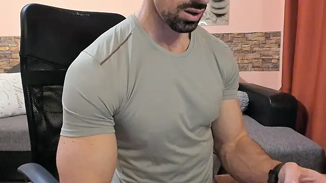 Онлайн чат XXX HotHunkTrainer