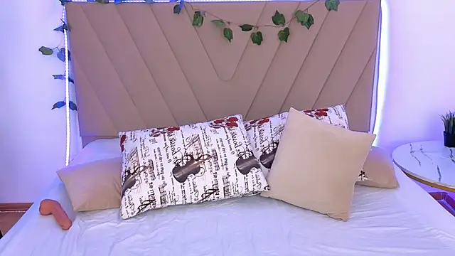 Miless_Cooper Webcam show