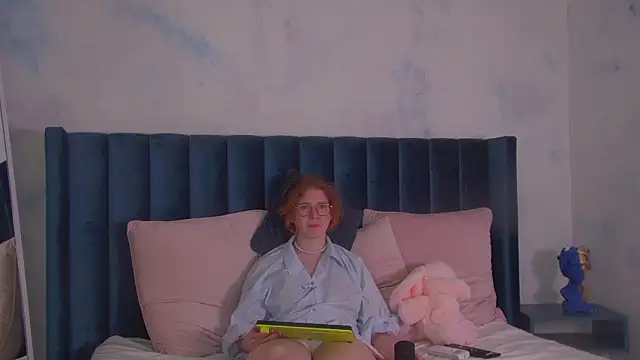 LauraDennis élő XXX-chatje