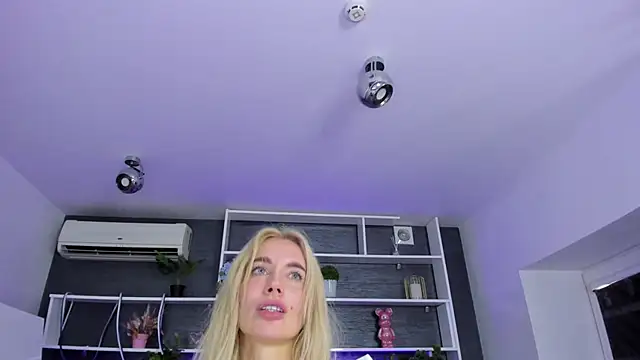 Show modela SabrinaSharm na web-kameri