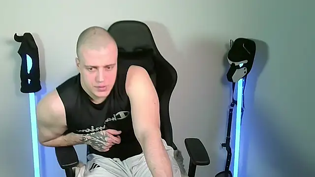 Bigbaald: διαδικτυακό σόου στην κάμερα