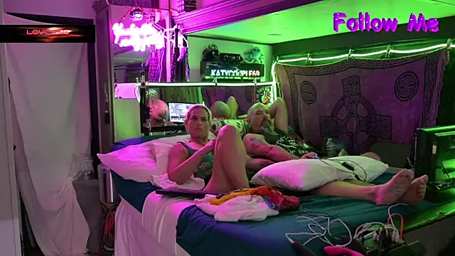 Katycouple69's Live XXX Chat