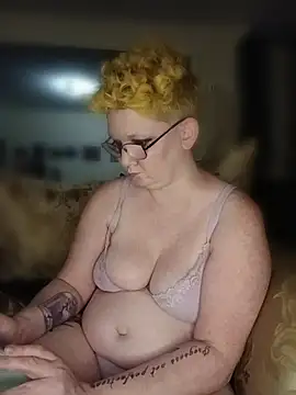 Mellyjellygoddess420: διαδικτυακό σόου στην κάμερα