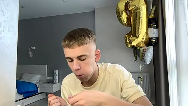 Show modela SoloFury na web-kameri