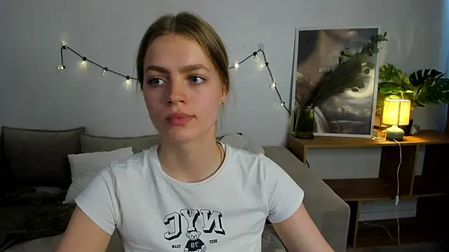 HoneyEmilly Chat XXX live