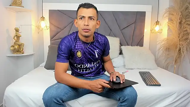 Show modela AntonioRuda na web-kameri