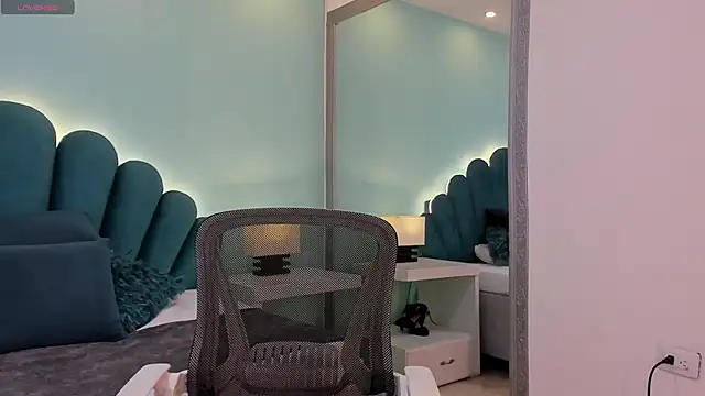 Онлайн чат XXX sharlott18