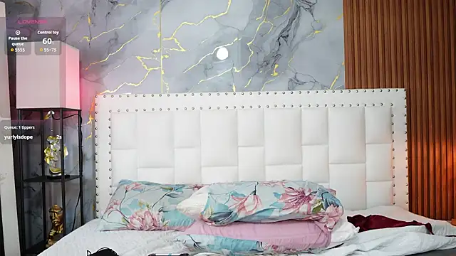 hornybarelylegalgirl Chat XXX in diretta