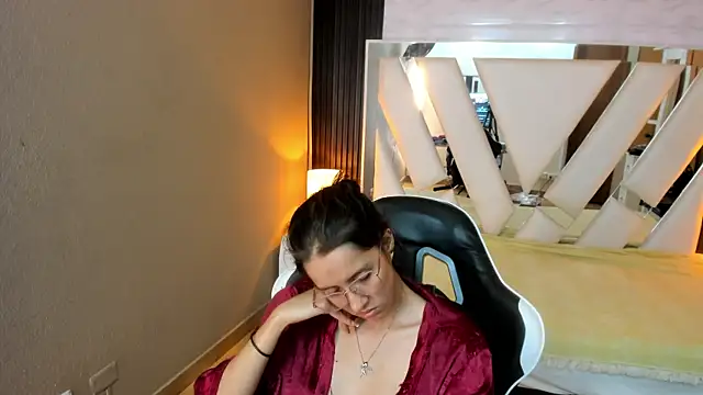 Онлайн чат XXX Linda4Petite