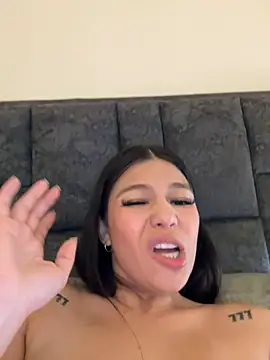 Alyshanon18's Live XXX Chat