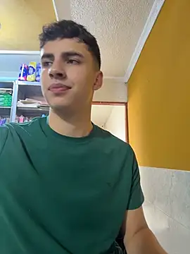 Chat +18 de AdrianRinaldi ao vivo