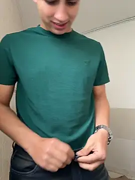 AdrianRinaldiのライブXXXチャット