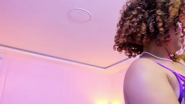 MadelaineJones' Live XXX Chat