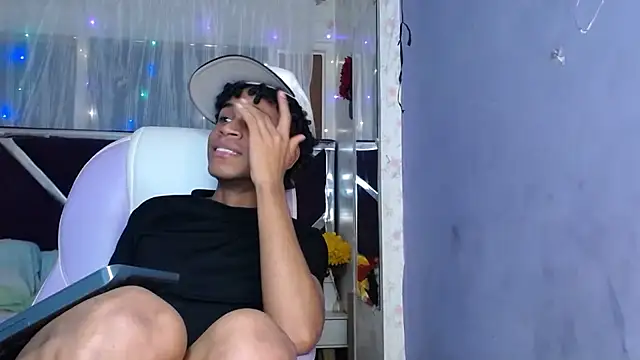Santy_bigcock_01 webkamerás műsora