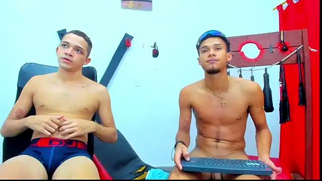 friends_lust_latin Pertunjukan Webcam