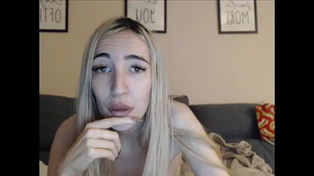 BarbieBlondieGirl Adlı Modelin Canlı XXX Sohbeti