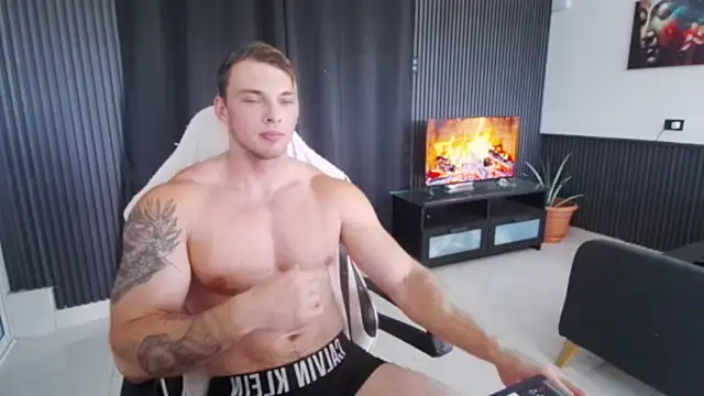 Show modela YourHotGreg na web-kameri