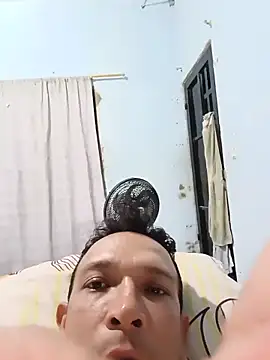 SkinnyLatinaCuckoldCouple 网络视讯表演