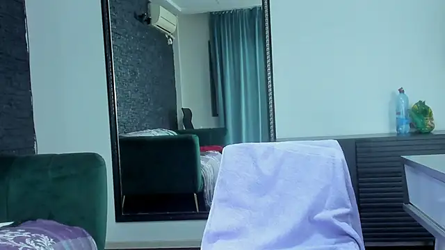 MissVelouraX Webcam show