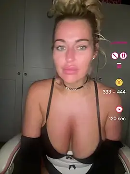 Carmel_Louise Adlı Modelin Web Kamerası Şovu