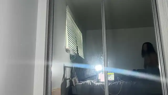 Yourmommysilk's Webcam Show