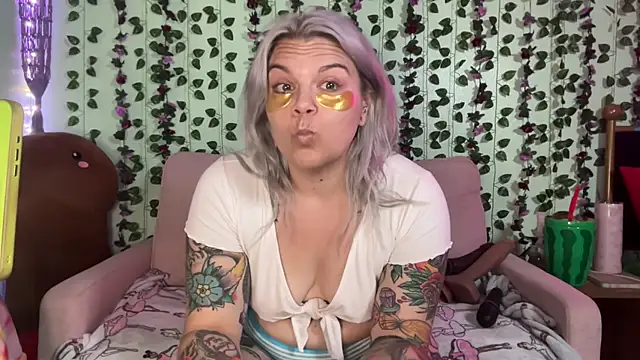 CherryBombBomb's Live XXX Chat