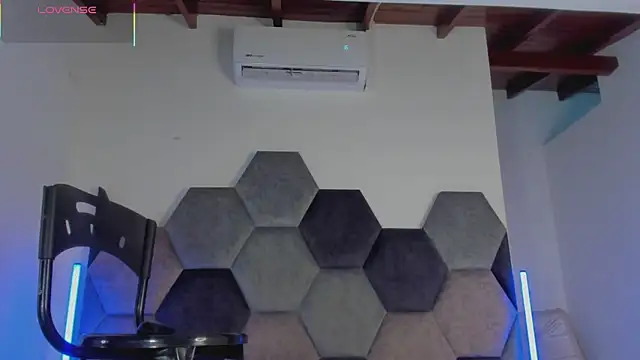 Latrellx7 网络视讯表演
