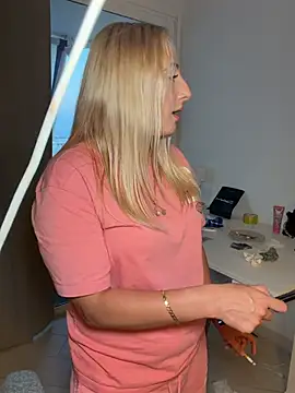 Strongqueen: διαδικτυακό σόου στην κάμερα