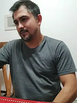 Bradd_32 在線直播表演