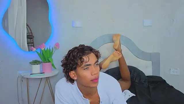 AlanCutee webcam show