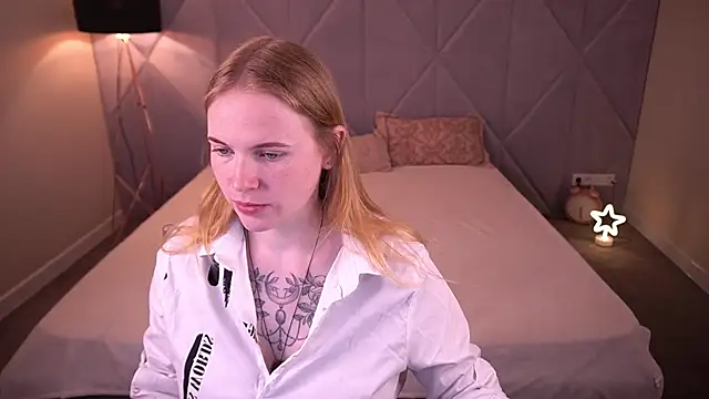NikkyReyyy Show in webcam