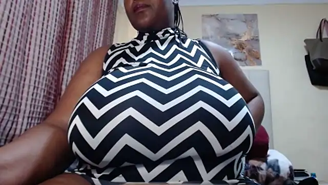 CHOCOLATEDARKBUSTYX Show in webcam