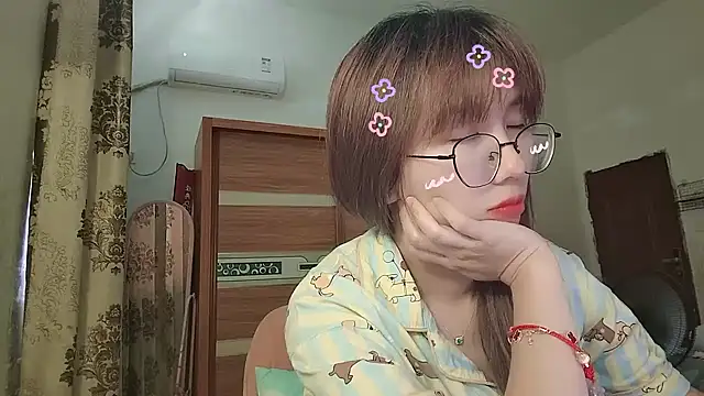 Lili_666 Adlı Modelin Canlı XXX Sohbeti